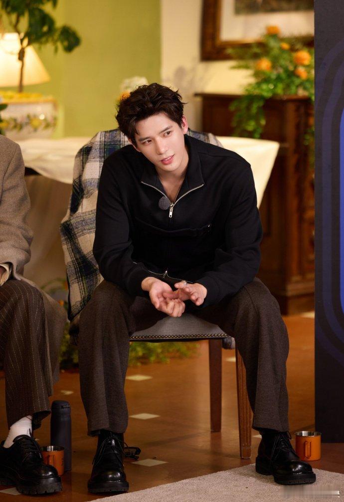 王安宇差点生我手机里王安宇在《现在就出发》里表演“我出生”，躺地模仿婴儿哭声，演