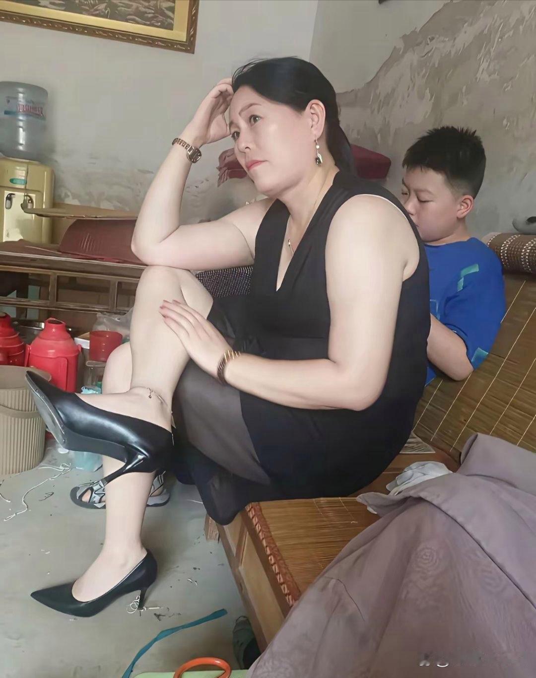 40+离异带娃的美人妇