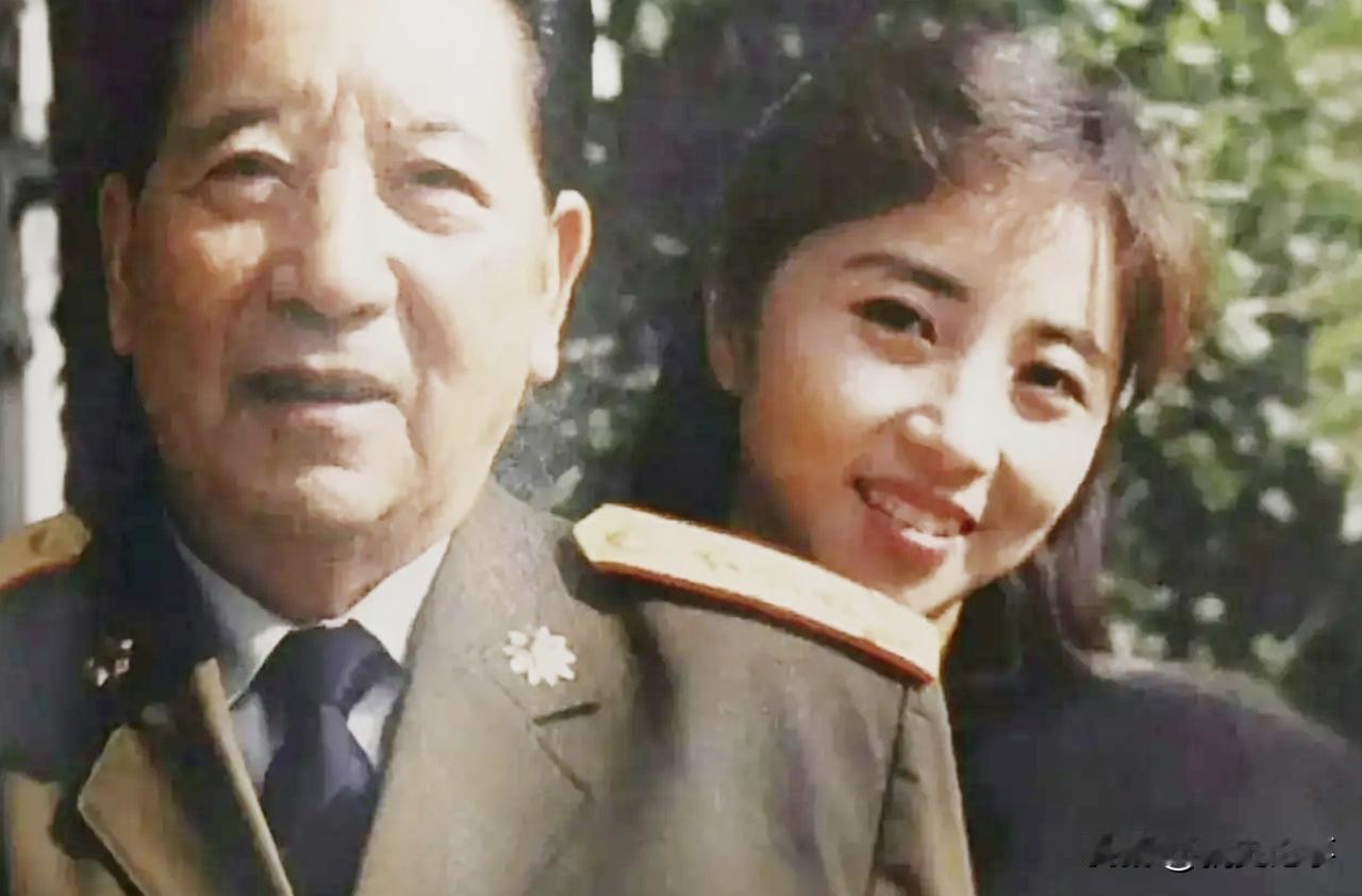 秦基伟将军晚年与女儿秦畹江珍贵留影，一家人颜值都很高。镜头下，秦基伟一身笔挺规整