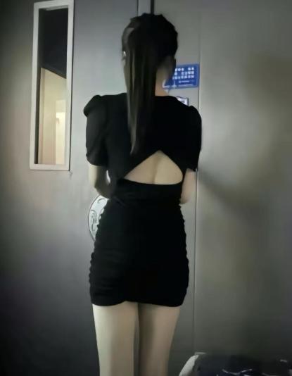 湖北，男子去足浴按摩，看着女技师雪白的大腿，忍不住摸了一把，女技师又羞又怒，但想