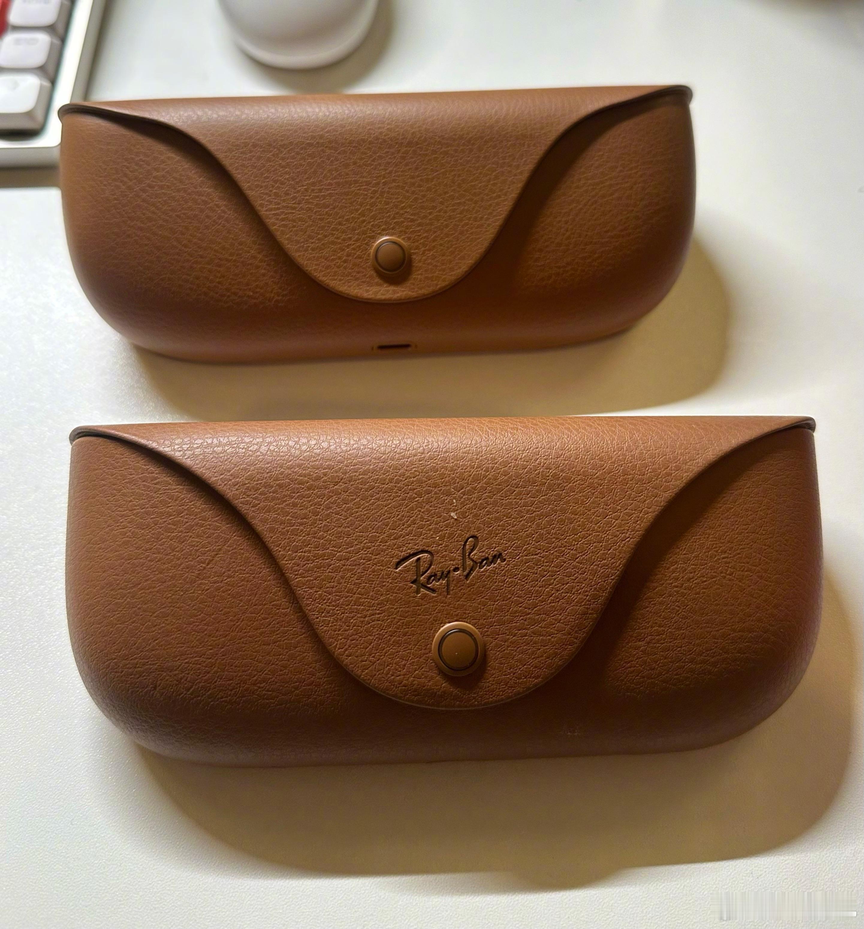 理想 AI 眼镜和雷朋 Meta 的充电盒，是不是有点像？