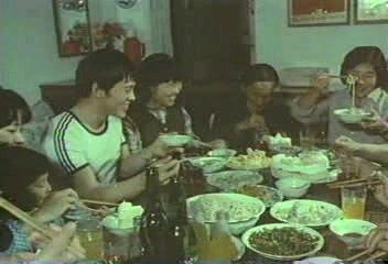 少年时的李连杰意气风发，一家人吃饭好气氛。年轻时的利智很妩媚，如今他们都老了，夫