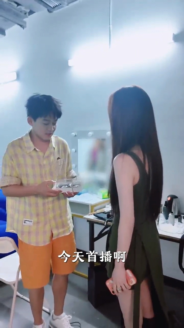 靳梦佳歌手后台宣传中餐厅靳梦佳中餐厅首播歌手送钵仔糕 靳梦佳这波宣传我是真服了，
