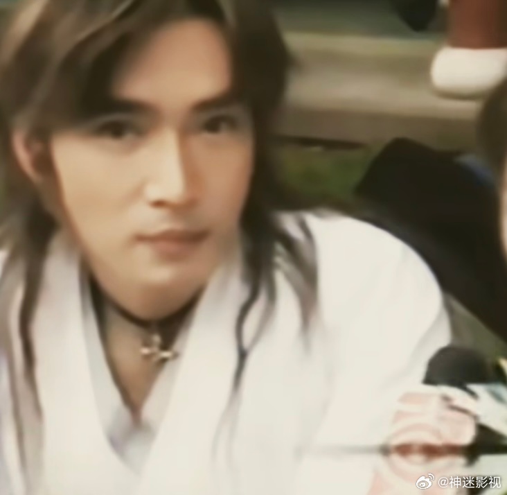 焦恩俊在宝莲灯花絮里的美貌，感觉把旁边女记者看傻了，张菲说上镜后的焦恩俊只有真人