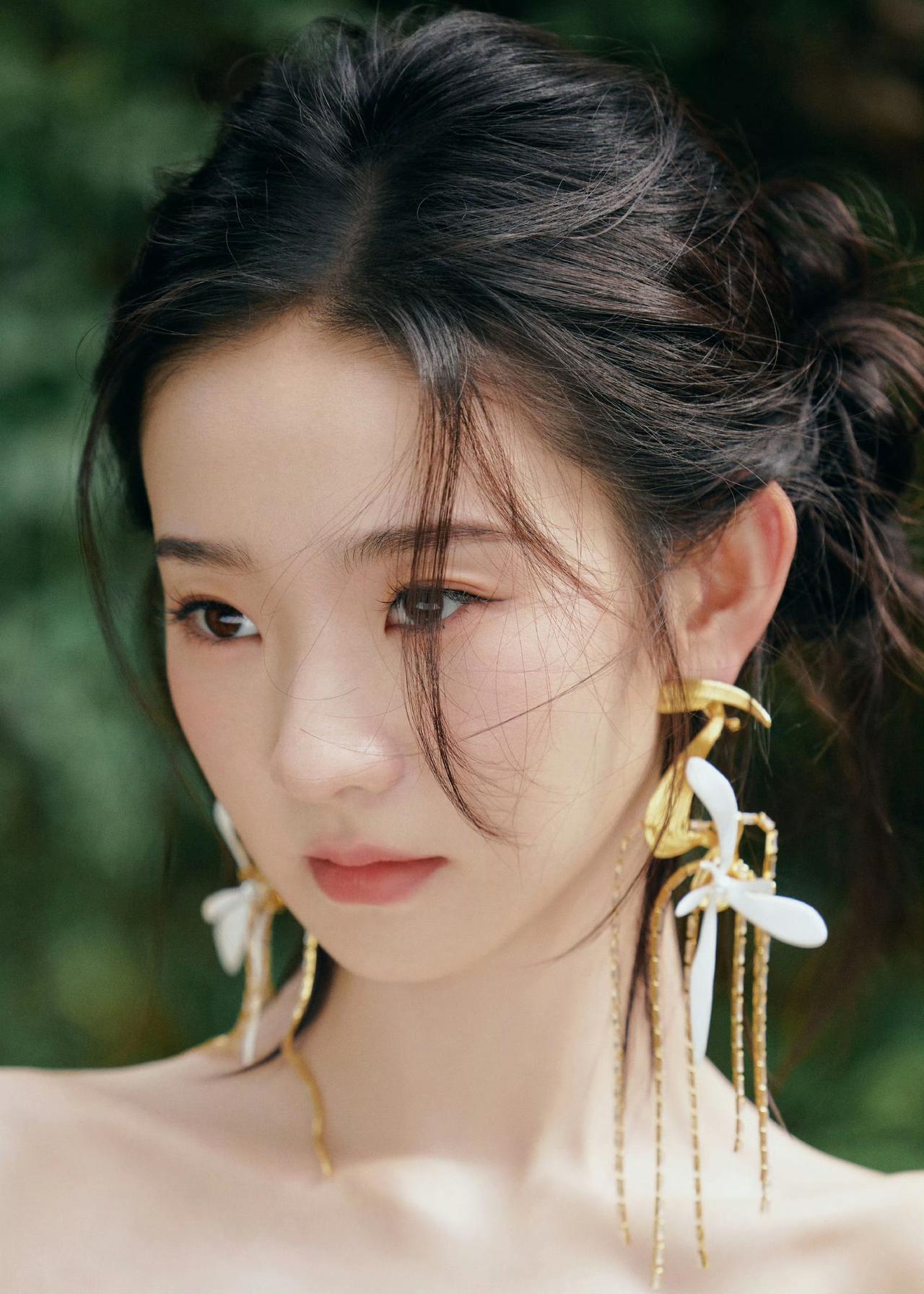 氛围感绝了，艺凡妹妹的眼神里有故事啊[害羞]
张艺凡 娱乐