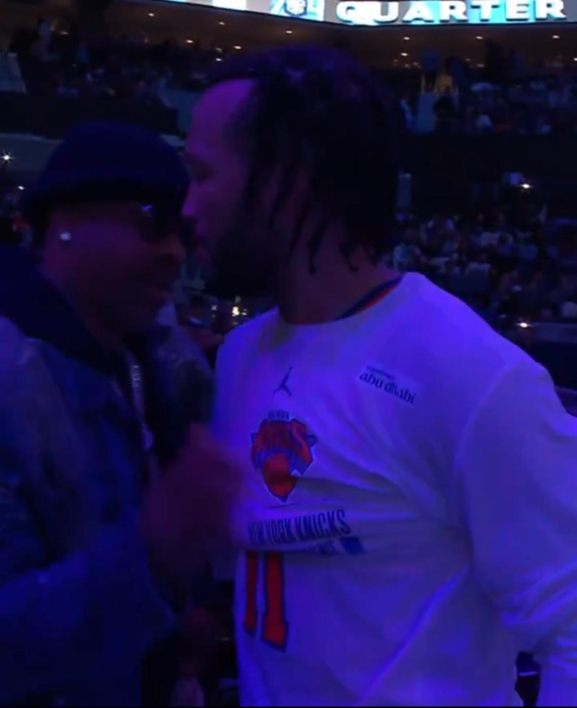 布伦森主动致意场边的艾弗森，他说小时候会剪了妈妈的长袜子做成袖套，就是因为喜欢A