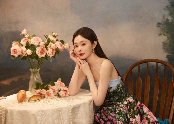 宋轶的裙子上有99朵玫瑰花 从裙摆到指尖，都被玫瑰的浪漫包围！宋轶这身造型太会了