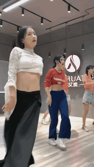 果然，好看的舞蹈除了看身材，服装也非常重要