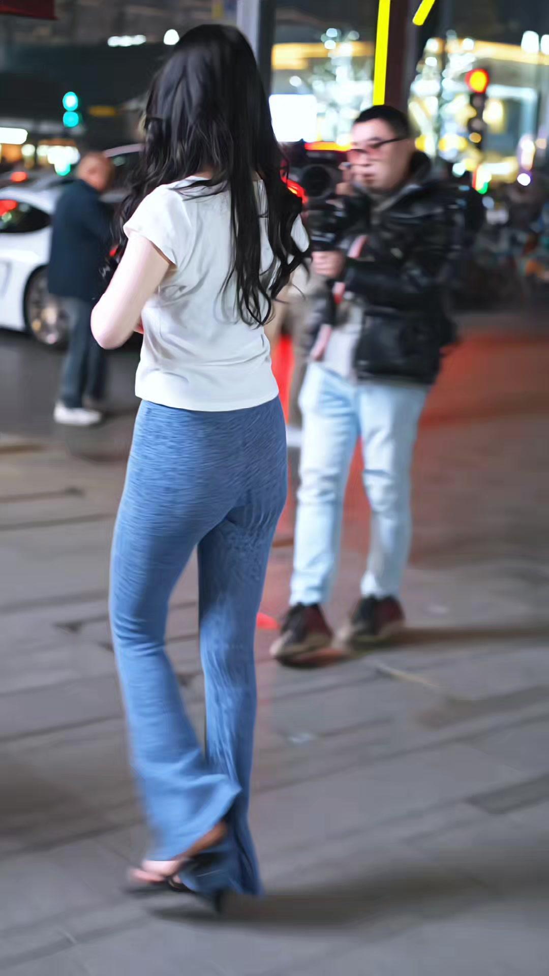 小时候总缠着长辈买，现在看到街头的蛋烘糕摊，还是会忍不住驻足～裹着红糖芝麻的甜口