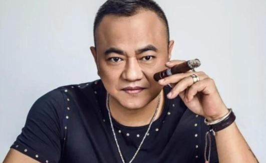 2004年，赵本山的保镖张家豪去酒吧消遣，无意刮蹭到一辆斯巴鲁，车主嚣张的向他索