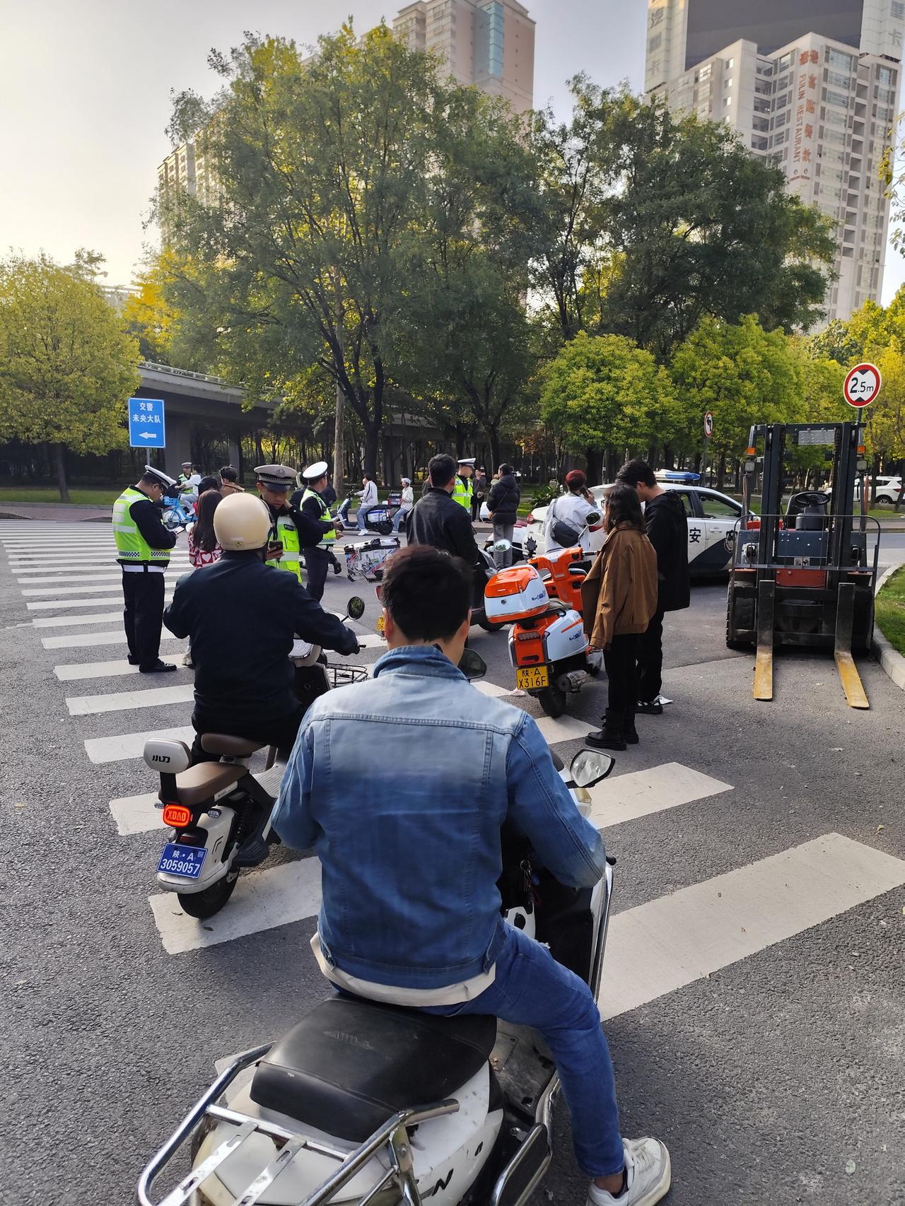 骑电动自行车时最害怕的场景出现了——交警查头盔！你遇到过吗？前段时间在北二环立交