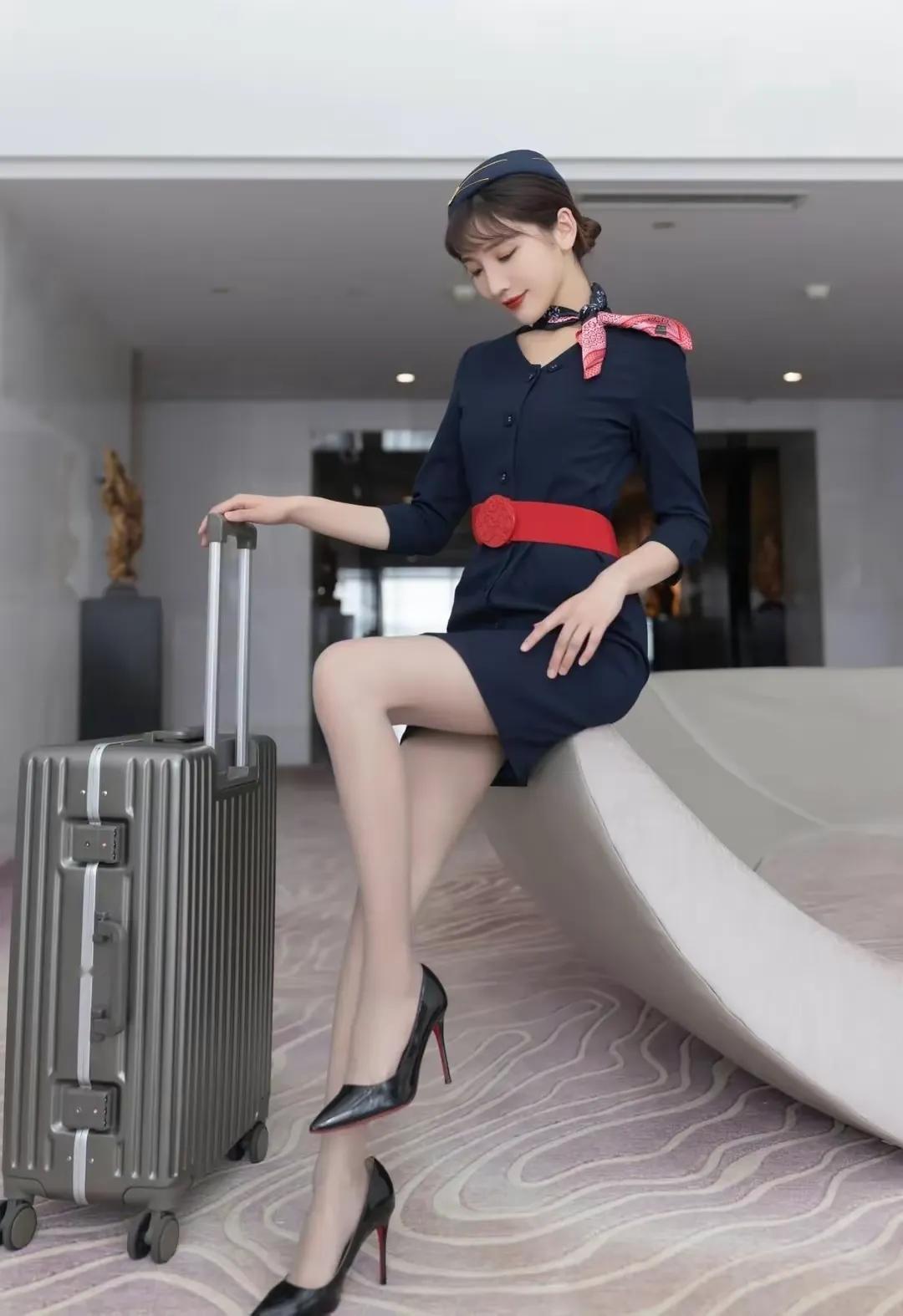美丽的空姐，梳着发髻，职业装展示，短裙，长白大腿，黑色高跟鞋👠