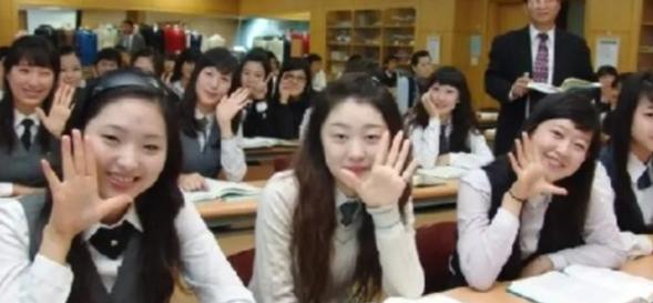 一位韩国华人表示，韩国人的工资是中国人的八倍，中国人有什么资格嘲笑韩国，首先不可