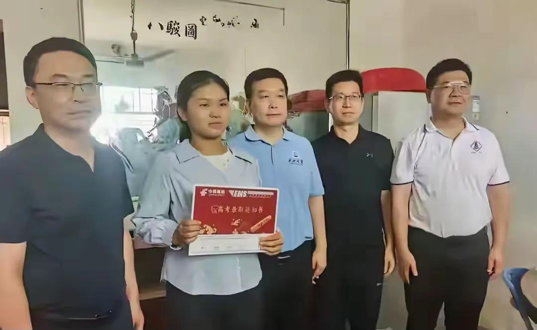 太苦了！爷爷早逝，父母离异，母亲不见踪影，爸爸2024年意外离世，2026年高考