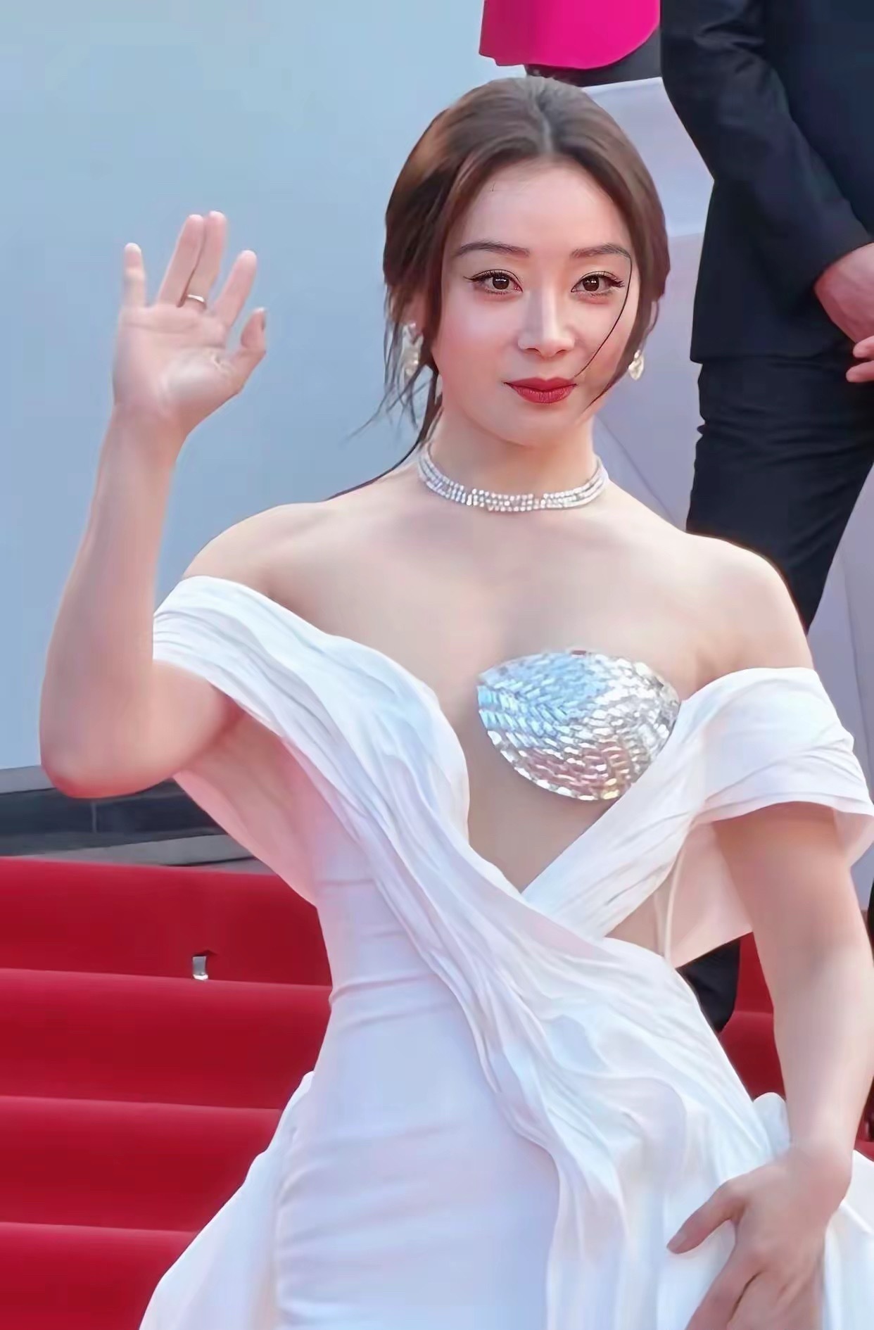 这设计师当初设计这件衣服，估计都没想到真有人敢穿吧？结果袁姗姗直接穿去了戛纳红毯
