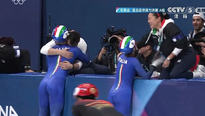 带领意大利队夺金的是中国教练 本届冬奥会短道速滑首枚金牌由东道主意大利夺得，在混