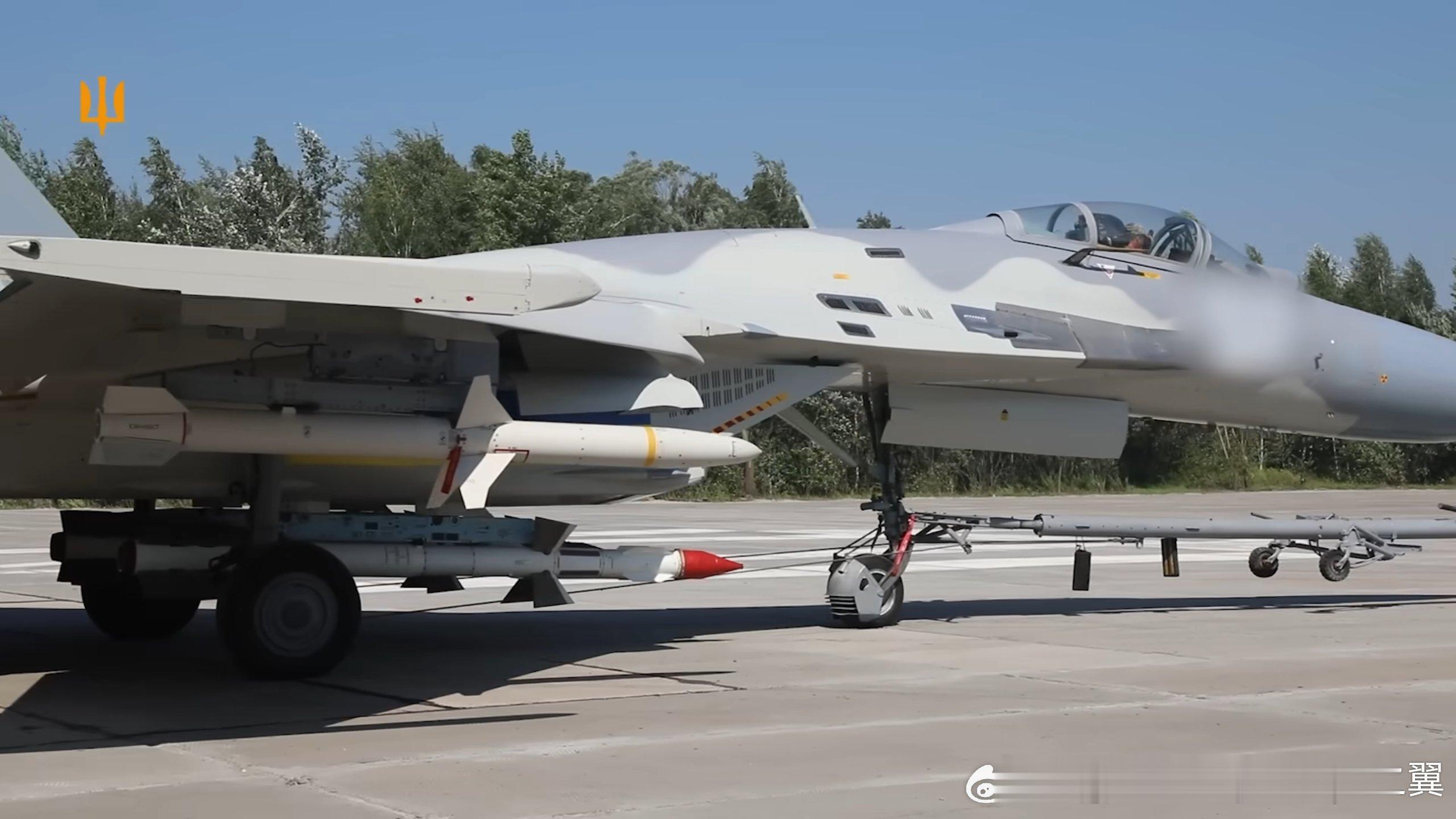 乌军苏-27挂载AMG-88哈姆反辐射导弹，用了两个适配挂架俄乌冲突