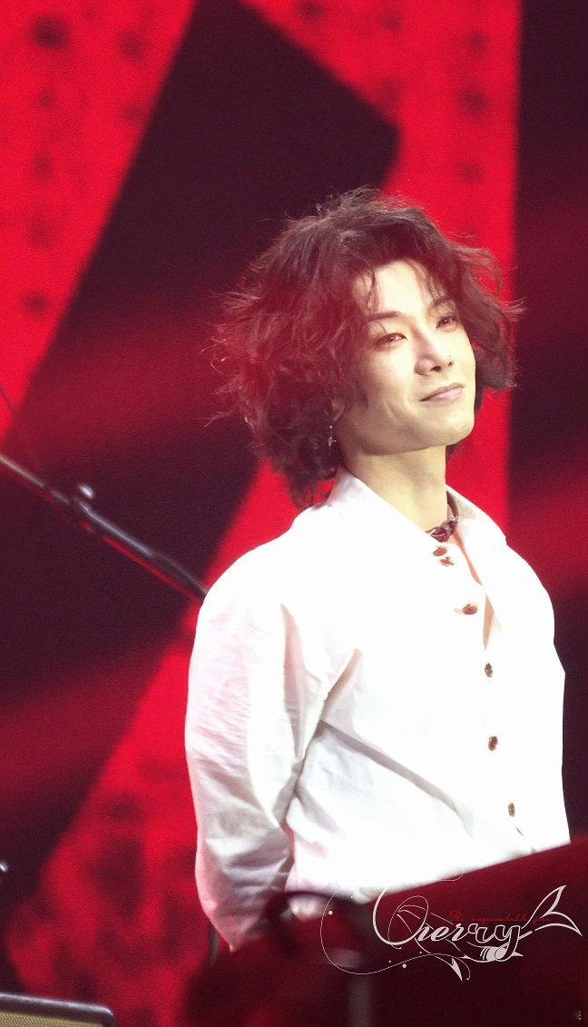 华晨宇怎么能有人全能成这样 怎么能有人全能成这样说的就是你华晨宇唱歌创作舞台样样