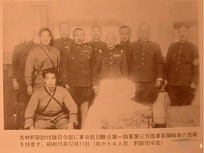 下图是日军砍下陈翰章将军的头颅后，与其头颅的合影。照片拍摄于1940年12月11