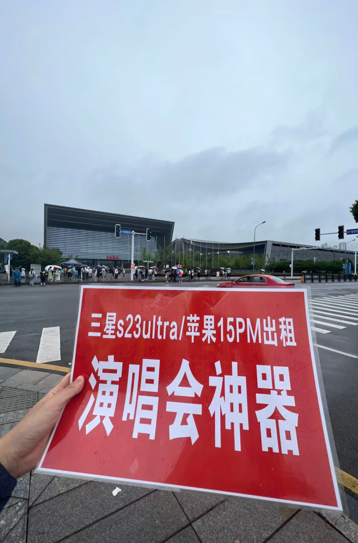 哈哈，饭圈眼中的两款演唱会神器。 ​​​