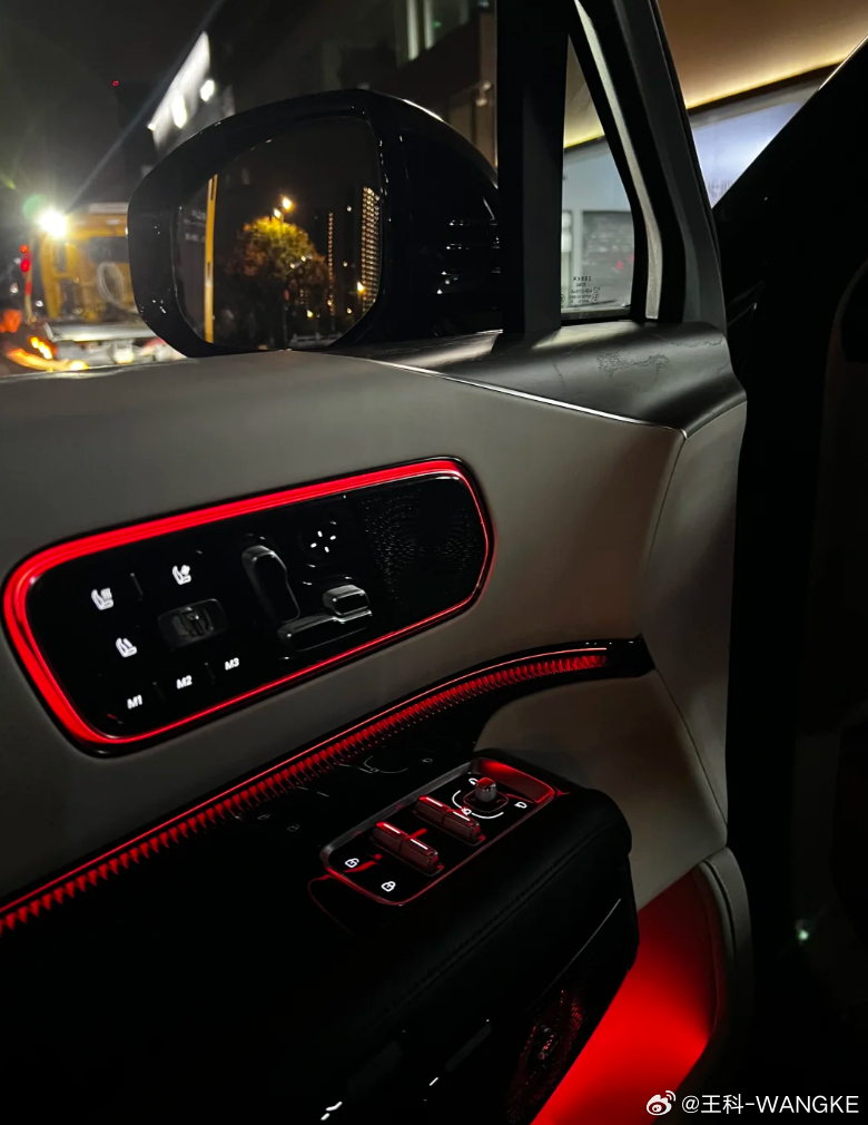 极氪9x预售价47.99万元起的豪华旗舰SUV，座舱空间达6.3㎡，人均1.05
