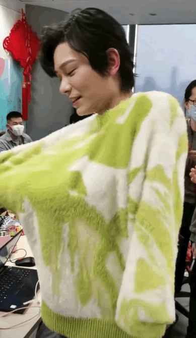 #丁禹兮 我说今天怎么有点锁喉#丁禹兮毛衣穿反现场来了个换衣服立下的flag也是