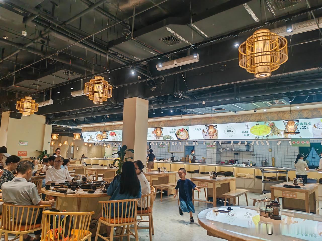 无商场不老爸茶，海口的商圈呈现奇特一幕！过去不登大雅之堂的老爸茶，如今是泥腿子上