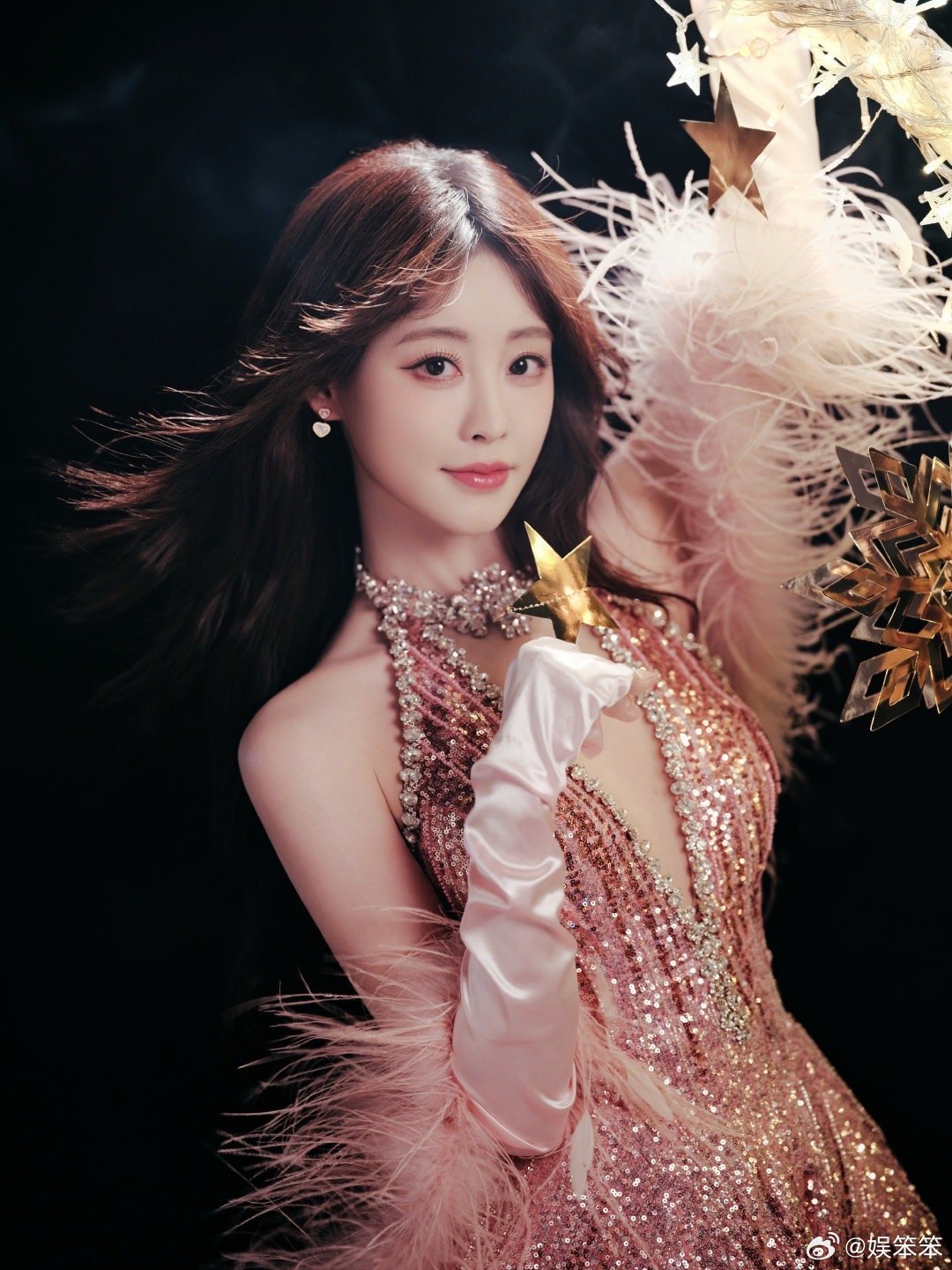 祝绪丹把大V缝成了小V 祝绪丹也太可爱啦！微博之夜红毯上悄咪咪把大V缝成小V，美