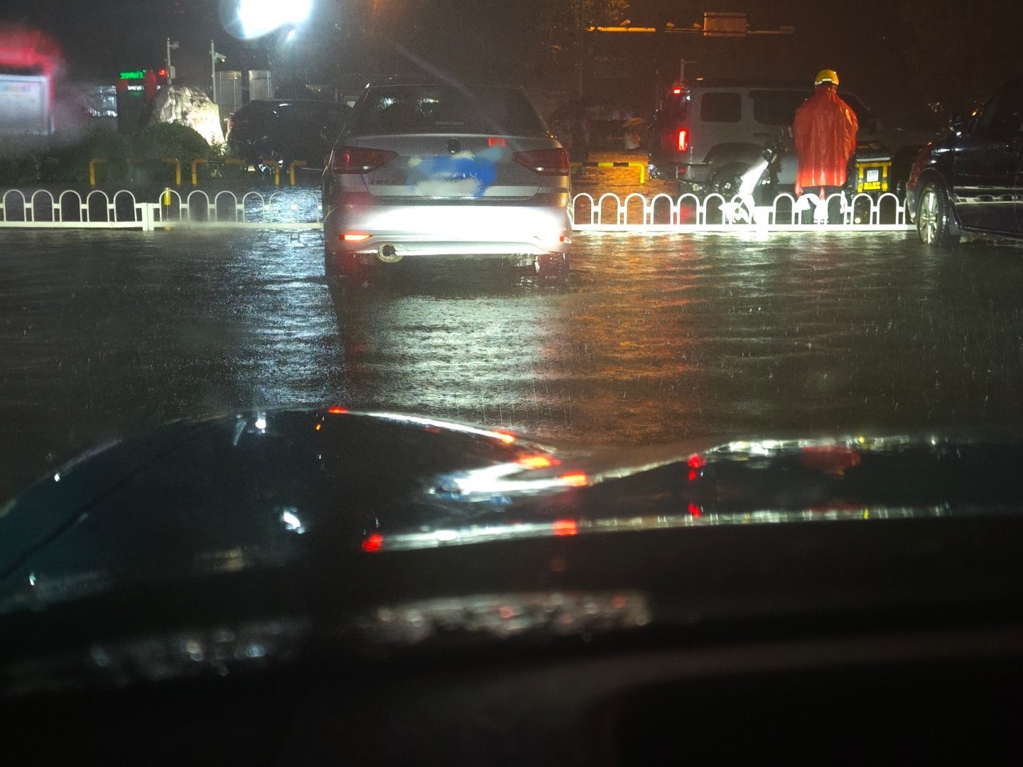 下雨吧停车场的闸机泡坏了，出不去停车场了[泪] ​​​