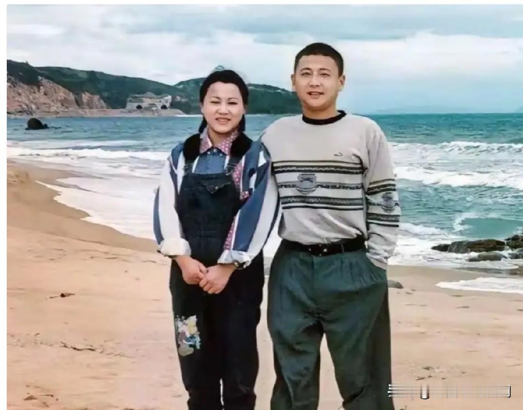 这是海空卫士王伟烈士与妻子阮国琴，婚后不久在海南驻地海滩的一张十分珍贵的合影。留