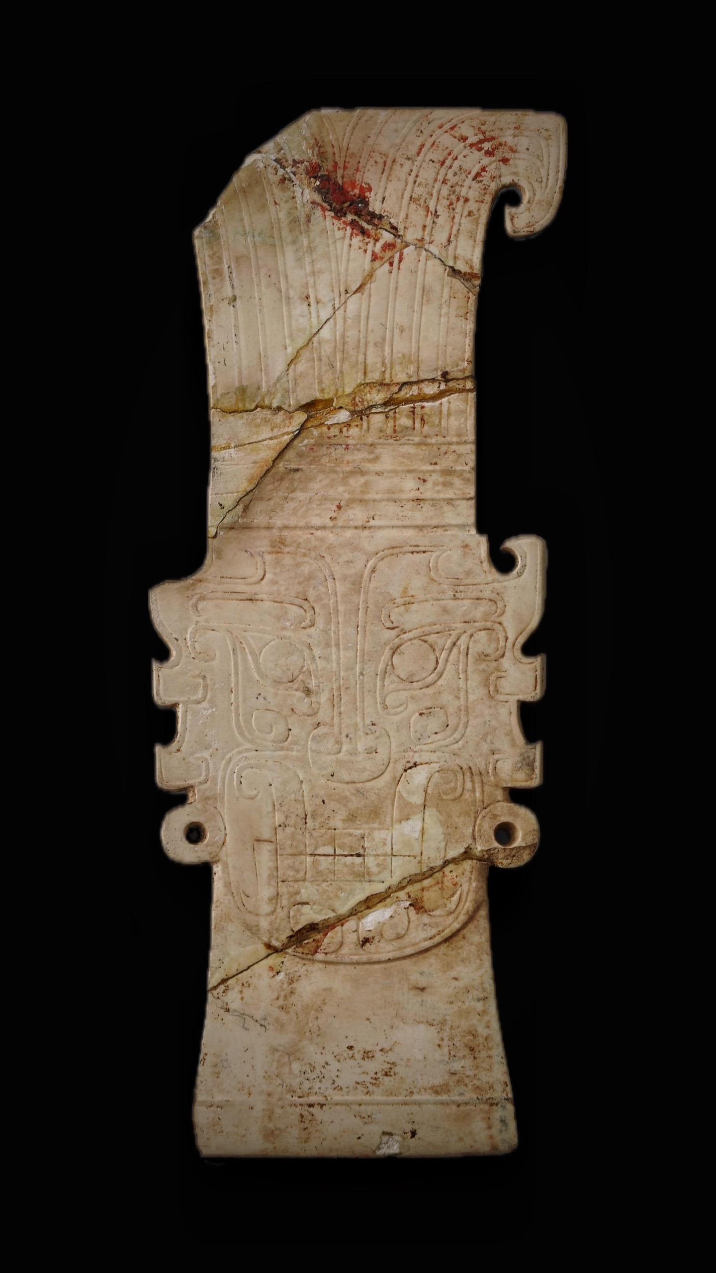 商代·神人兽面纹玉牌。玉牌通高16.2厘米、顶宽7.0厘米、下宽5.0...