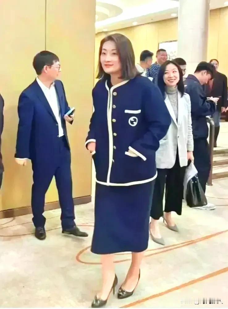 宗馥莉：气质与才华并存的商业传奇，为何单身？
 
宗馥莉，这位43岁的商业女强人