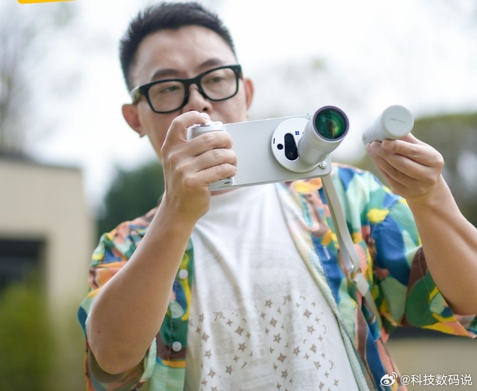 Vivi X300 Ultra专业V单两个蔡司增距镜普通人拿起来就能随手出片演唱