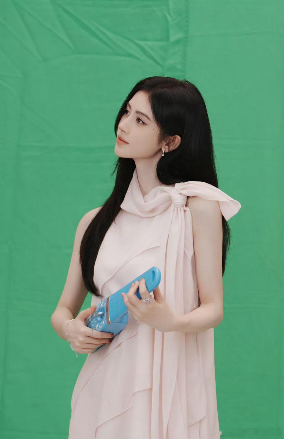 鞠婧祎恩雅赛博吉他全球代言人 姐姐认真的样子好美 