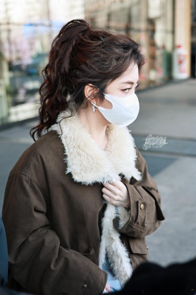 谭松韵百花迎春上班路透谭松韵百花迎春卷发高马尾上班路透 上班去百花迎春的谭松韵路