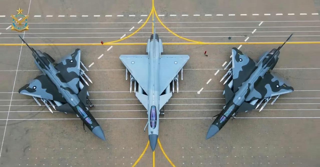 巴基斯坦空军歼-10CE的两种涂装 ​​​