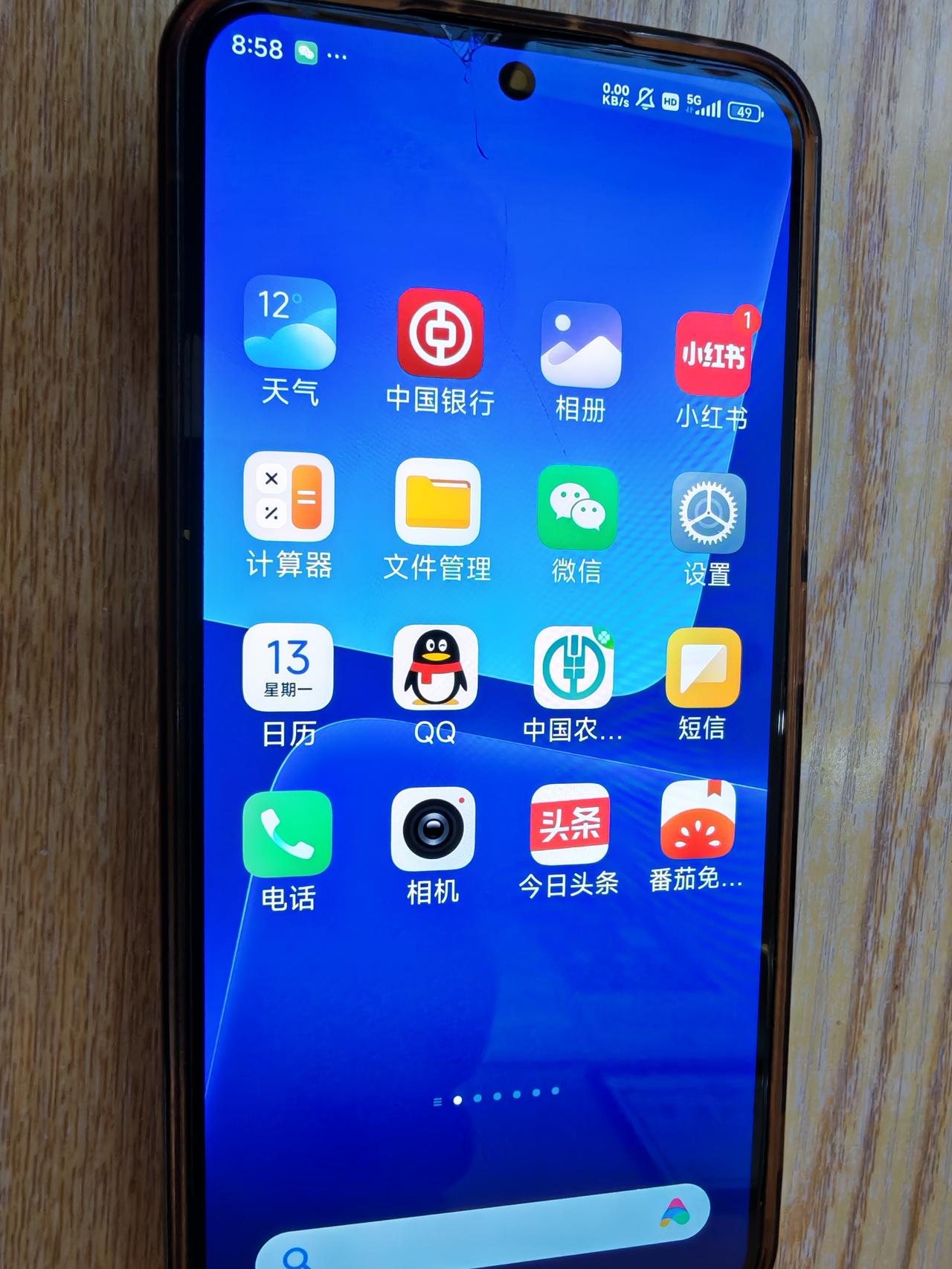 冲首发的小米13，到今年6月份便是三年了，用着一点也不卡。但是，电池掉电快。现在