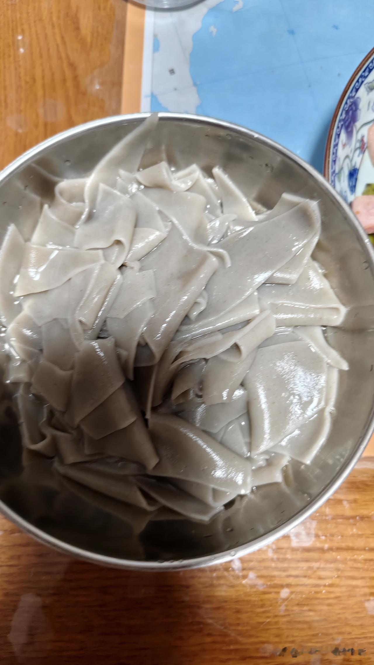 为了控糖，吃饭都开始精打细算了
 
就因为血糖有点偏高，专门去超市囤了荞麦面当主