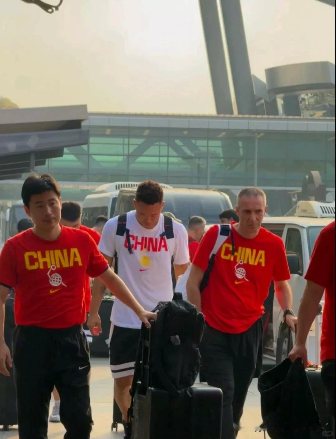 加油小伙子们！中国男篮于今日抵达卡塔尔，开启第四窗口期的世预赛。由于卡塔尔主场是