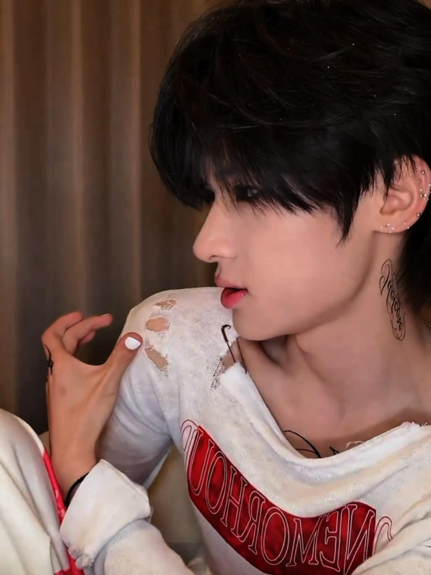 手肩膀锁骨喉结侧脸眼睛耳朵……美！ 