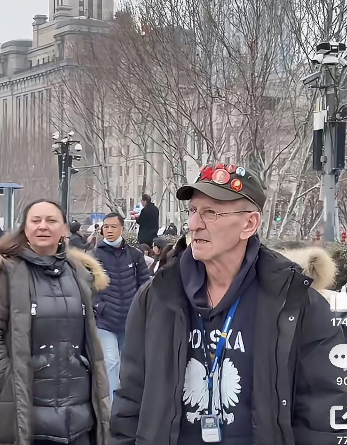 美国退伍老兵来中国游玩，帽子上贴满教员的相片，这是从骨子里崇拜啊！

教员不仅是