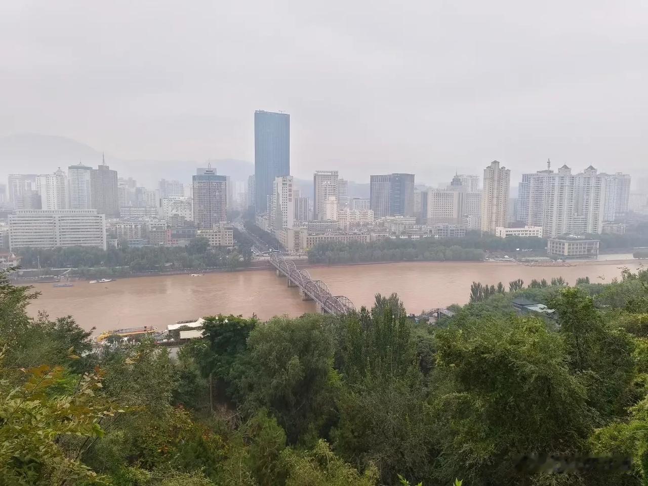 半夜又是一场雷阵雨，
爬山，闻到泥土的芳香，
这可能就是秋天的味道吧。
#秋日生