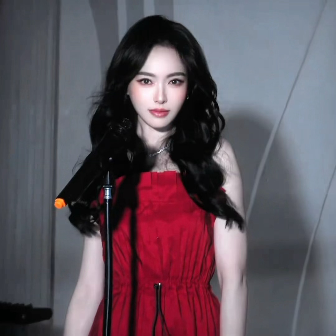 我已经神魂颠倒了🥵🥵🥵大波浪大眼睛大红裙大美女，这套完全妈妈……唐嫣酒红烈