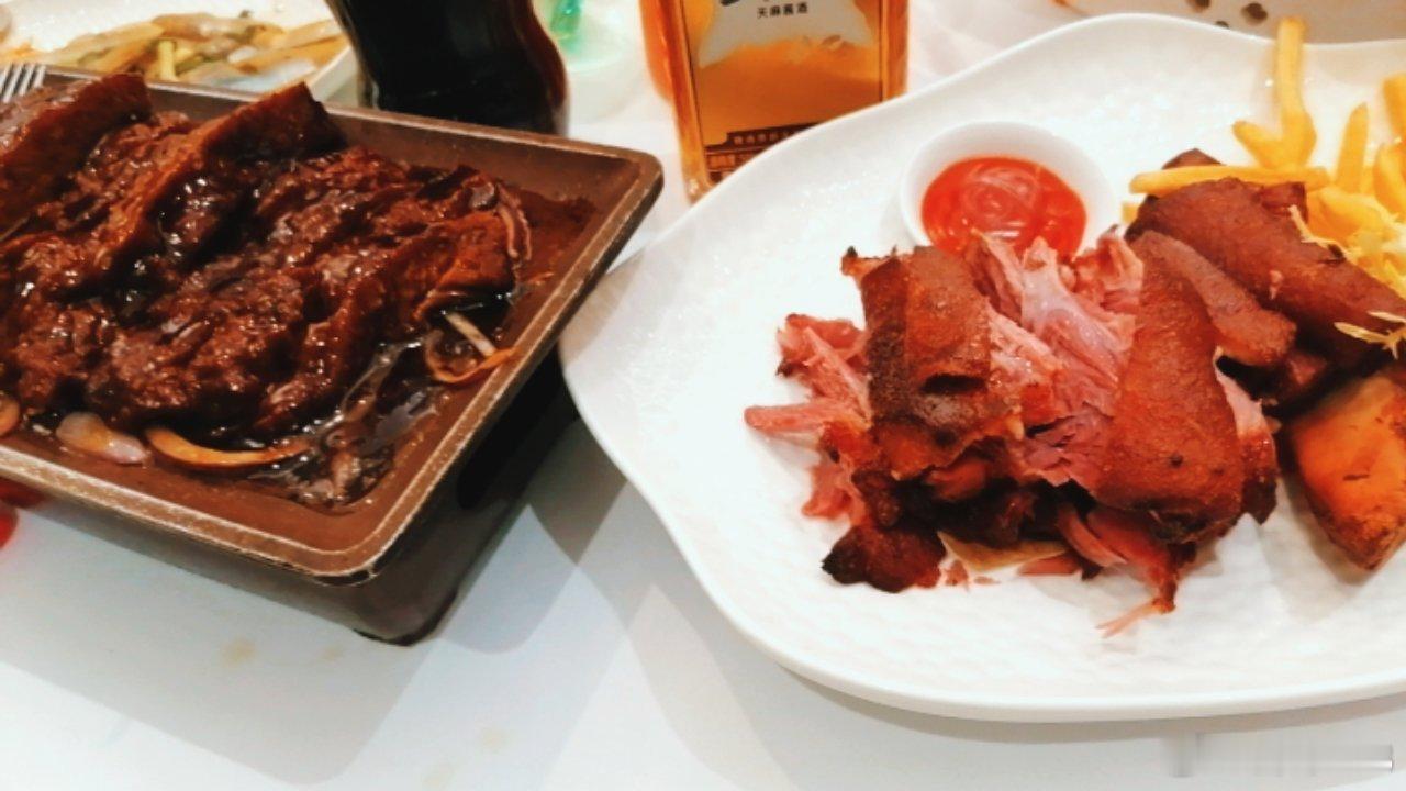 富民路保罗酒楼庖鼎既迁，门庭遂改。今原班人马嵇康锻灶，重整旌旗，重开百莲春保罗于