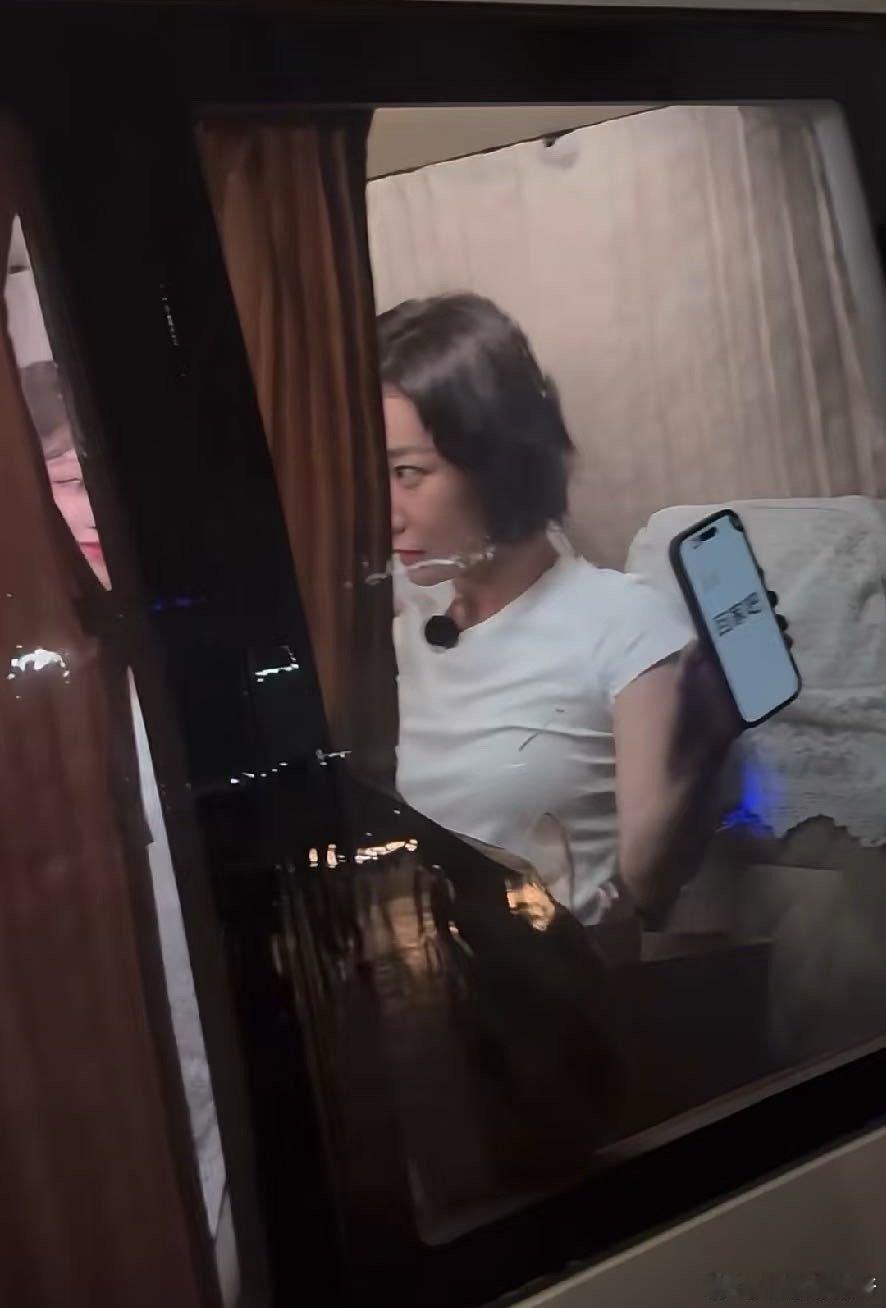 长沙暴雨王珞丹劝粉丝回家 暴雨突袭长沙，王珞丹看到在外守候的粉丝，第一时间劝大家