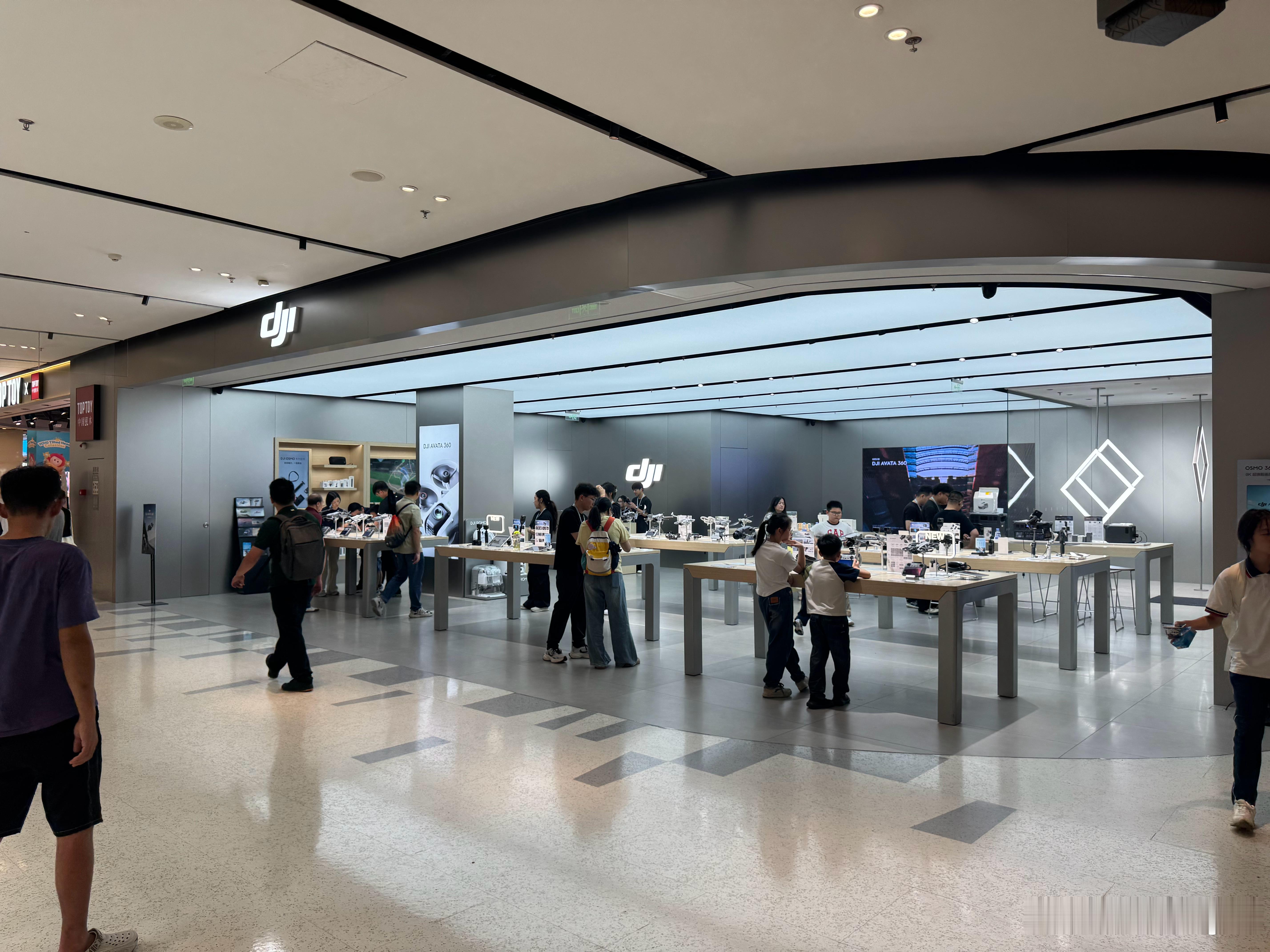 没事路过大疆店，和店长讨论了一下，目前第一批pocket4已经被订完了。下一秒我