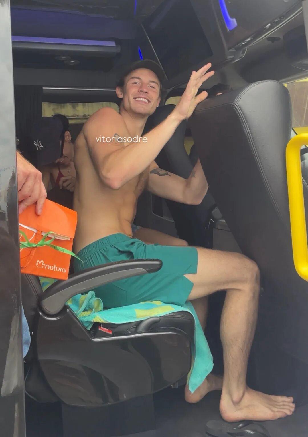 最近刷到 Shawn Mendes 的最新照片，不得不说——这哥们，又活过来了。