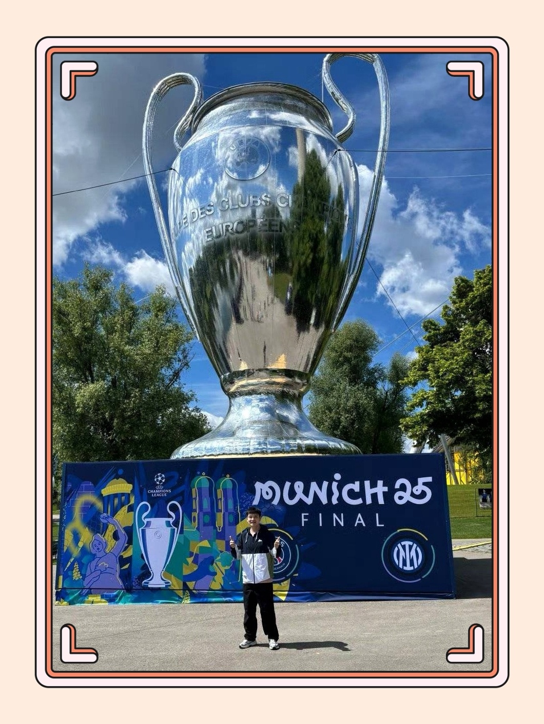 全世界都把“沾亲”东东当成了骄傲世界的意义在世界之外，而世界之外的目光却早已将他