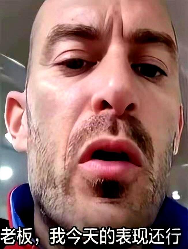 当镜头切进那团车流时，血压直接飙上去。
赛道上七八台雅马哈把张雪像塞口袋一样围住