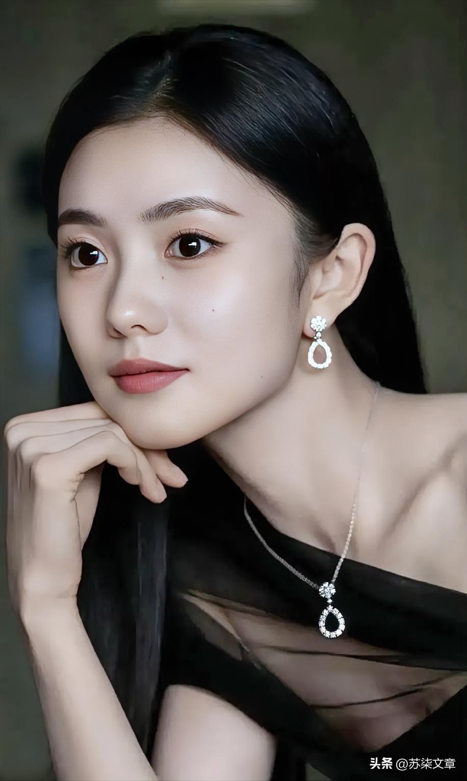终于知道为什么资本大佬喜欢刘浩存
不是因为馋她的身子
也不是因为她的演技好，而是